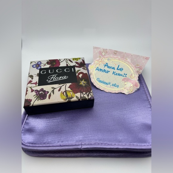 Gucci Round metal mirror with detail floral outside, and purple make up pouch - Picture 14 of 14